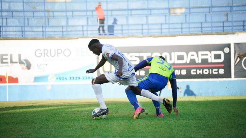 El defensa de Potros de Olancho FC, Nelson Muñoz, marca a presión a Carlos Bernárdez del Victoria.