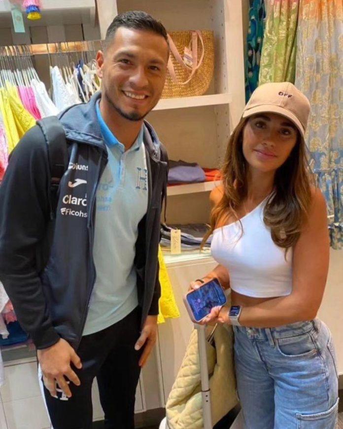 El portero hondureño, Marlon Licona, posa con Antonela Roccuzzo, esposa del astro argentino Lionel Messi.