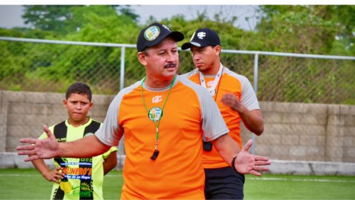 Mauro Reyes se integró este lunes como asistente técnico del Real España y trabajará de cerca con José Valladares.