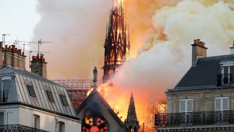 La aguja de la catedral de Notre-Dame de París se derrumbó durante el devastador incendio de 2019.