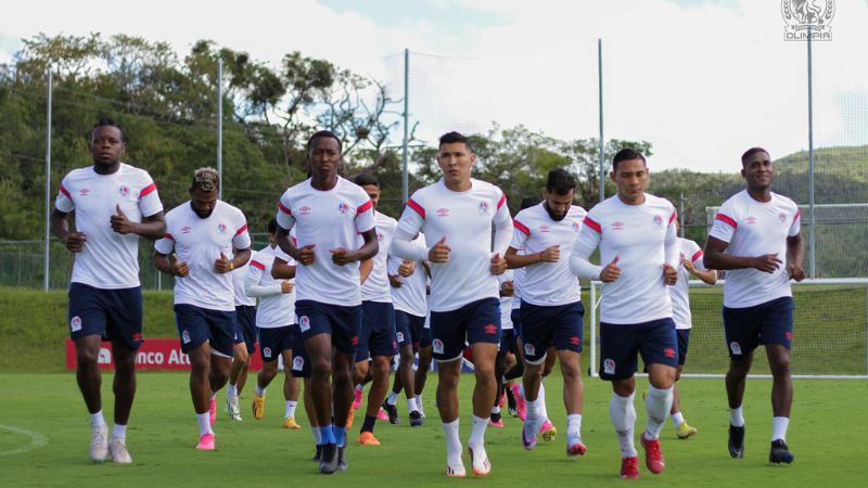 En el cuadro albo los jugadores de mayor experiencia apoyan y aconsejan a los más jóvenes, entre ellos, Dimitri Gordon.