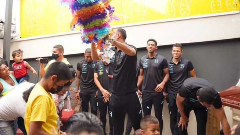 Los integrantes de la H llevaron piñatas a los pequeños de la Fundación Hondura para el Niño con Cáncer.