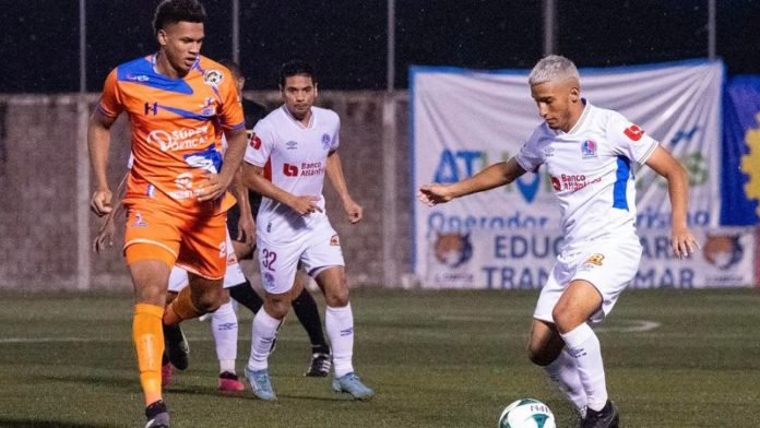 El delantero del Olimpia, José Mario Pinto, enfrenta al contención de Lobos UPNFM, Jack Jean Baptiste.