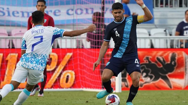 El extremo izquierdo de la Selección Nacional, José Mario Pinto, enfrenta al guatemalteco José Pinto.