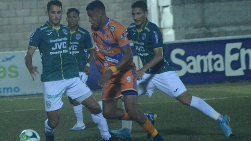 El delantero de Lobos UPNFM, William Moncada, enfrenta a los defensas verdes Sebastián Gorga y Johnny Leverón.