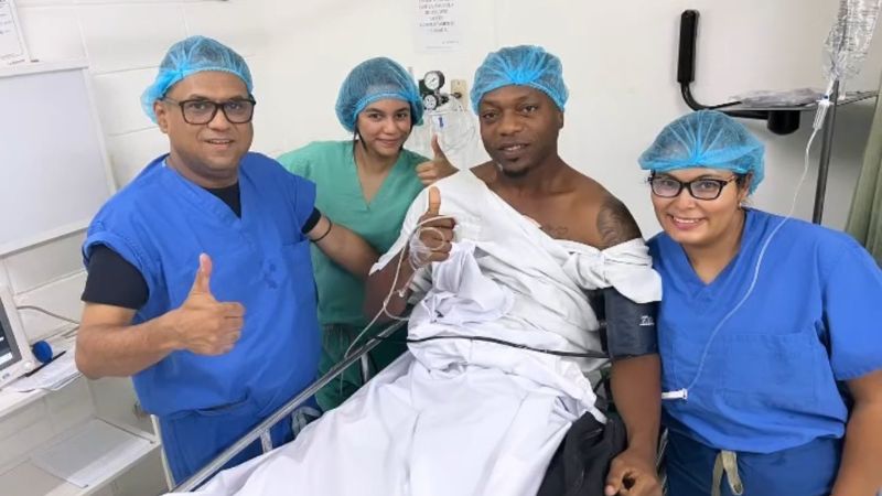 Kevin Álvarez posa con el personal médico que lo atendió en la cirugía que le practicaron en su pierna izquierda.