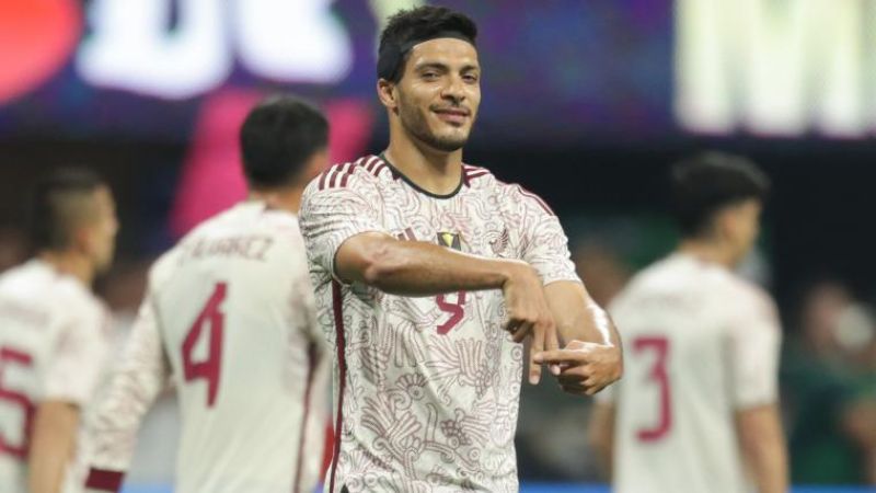 El delantero mexicano, Raúl Jiménez, celebra uno de los goles que consiguió para su selección ante Uzbekitán.