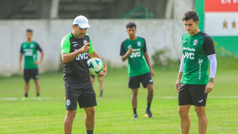 El asistente técnico, Nerlin Membreño, tendrá que aconsejar mucho al joven defensa André Orellana.