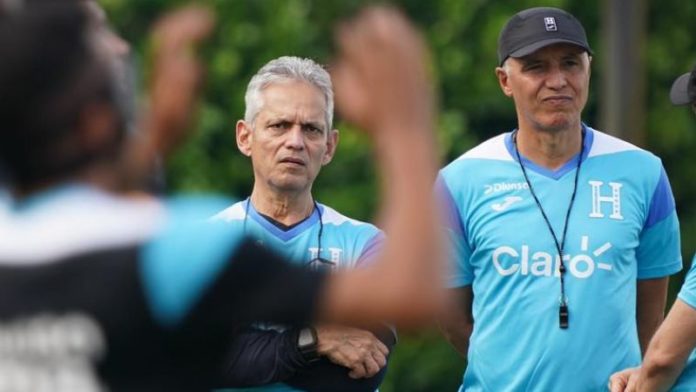 El seleccionador nacional, Reinaldo Rueda, mira a una Honduras proponiendo el juego de este viernes contra Jamaica.