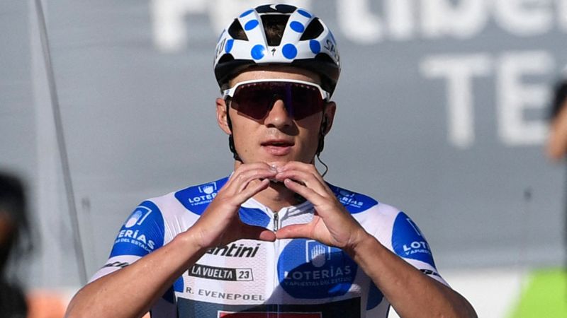 El ciclista Remco Evenepoel ingresa a la meta haciendo la señal del corazón.