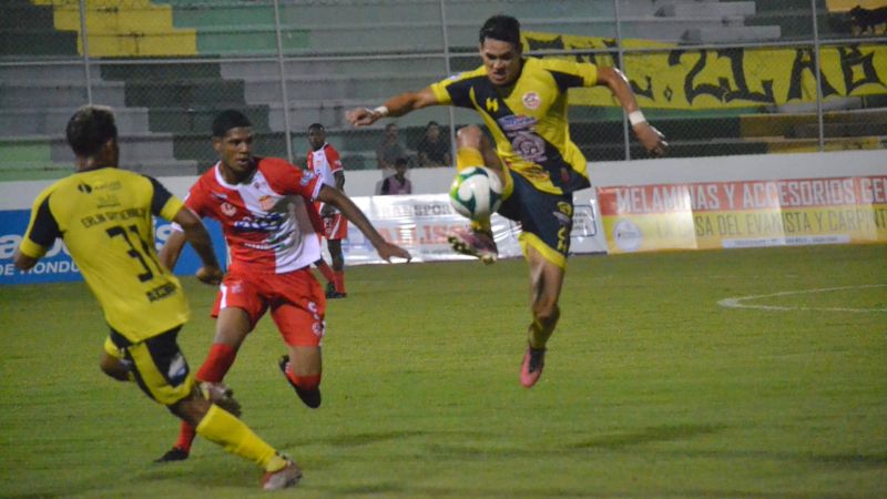 Roberto Moreira busca controlar el balón en uno de los ataques del conjunto comayagüense a marco de Amílcar Benguché.