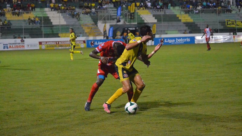 El paraguayo Roberto Moreira es marcado a presión por el ceibeño Brayan Barrios.