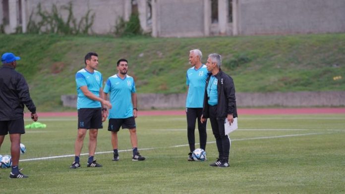 Un solo partido perdido obligó a Reinaldo Rueda a sacar la calculadora para definir su futuro en la Nations League.