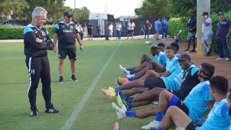 El seleccionador nacional, Reinaldo Rueda, dialoga con sus dirigidos previo al primer entrenamiento de la semana.