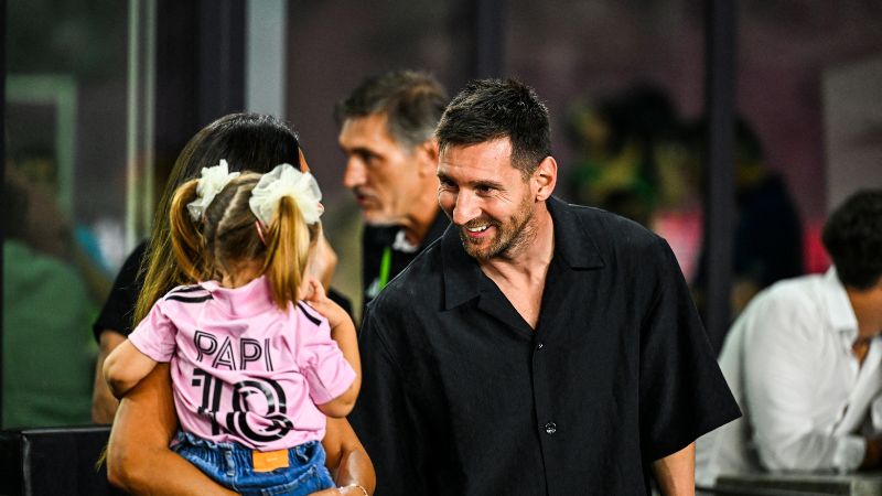 El astro argentino, Lionel Messi, tuvo tiempo para saludar fans de diferentes edades.