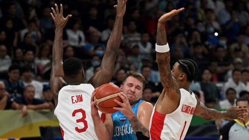 Luka Doncic trata de pasar entre dos rivales durante el partido de cuartos de final del Mundial de Baloncesto disputado entre Eslovenia y Canadá.