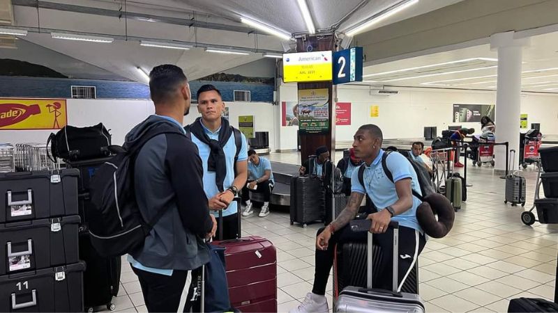 El plantel de jugadores de la Selección Nacional de Honduras llegó este miércoles a Kingston, Jamaica.