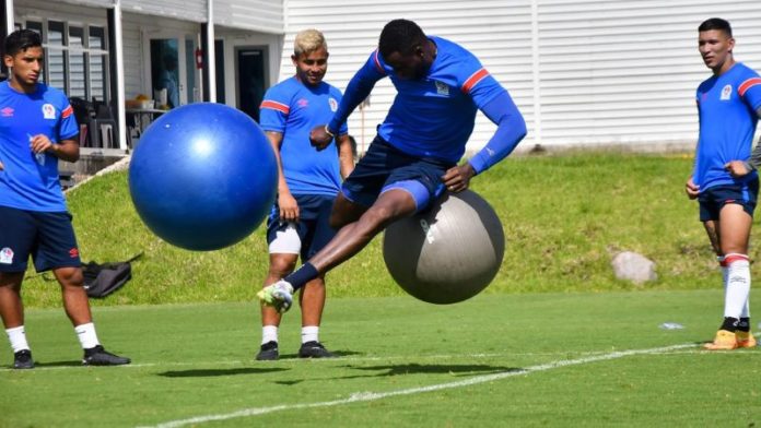 El delantero colombiano del Olimpia, Yustin Arboleda, define como visita difícil la que tendrán este miércoles a Lobos UPNFM.