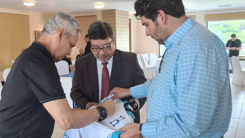 Reinaldo Rueda estampó su firma en la camisa de la H. El DT de la Bicolor recibió su naturalización desde el año 2010.