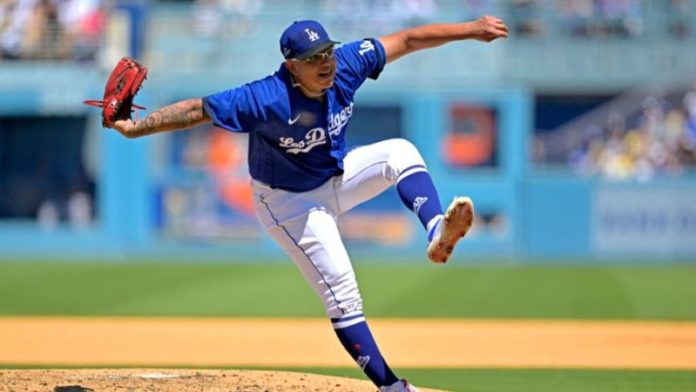 Las Grandes Ligas tiene en licencia administrativa al lanzador mexicano, Julio Urías.