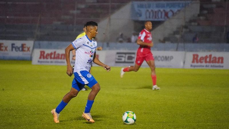 Alexy Vega no anduvo con la puntería afinada en el duelo contra la Real Sociedad.