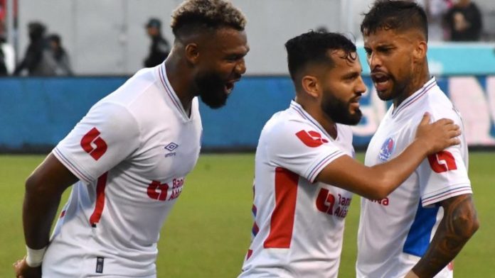 Jorge Benguché, Jorge Álvarez y Gabriel Araujo celebran el primer gol que le anotaron a Motagua en el clásico capitalino.