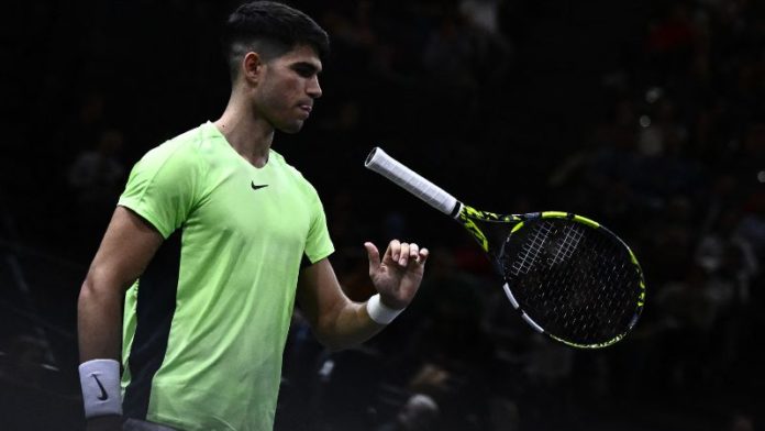 El tenista español Carlos Alcaraz fue eliminado en su debut en el Masters 1000 de París-Bercy al caer ante el ruso Roman Safiullin.