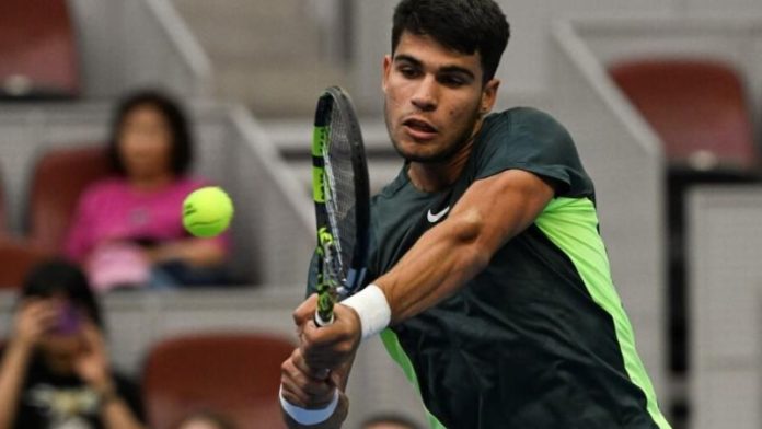 El español Carlos Alcaraz alcanzó este domingo los cuartos de final del Torneo ATP 500 de Pekín.