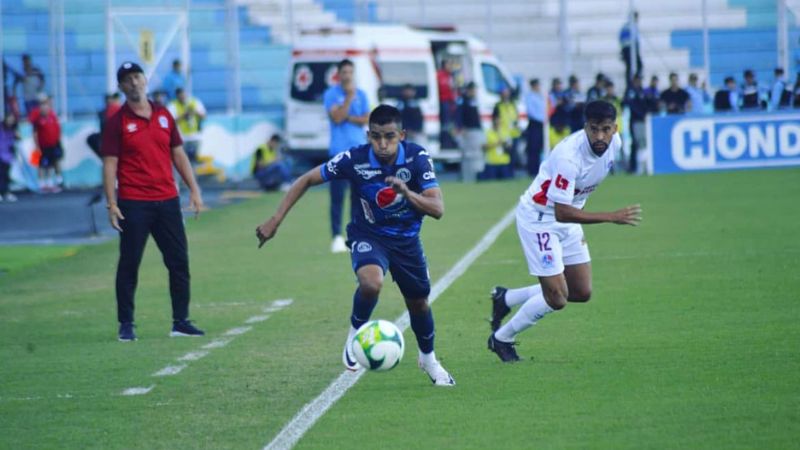 Carlos Argueta de Motagua supera al defensa olimpista, Gabriel Araujo.