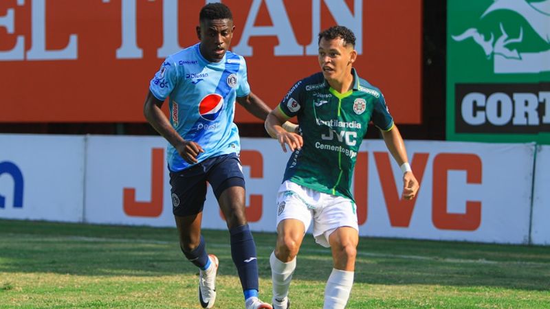 Damín Ramírez, de Marathón, controla el balón ante la marca del defensa de Motagua Wesly Decas.