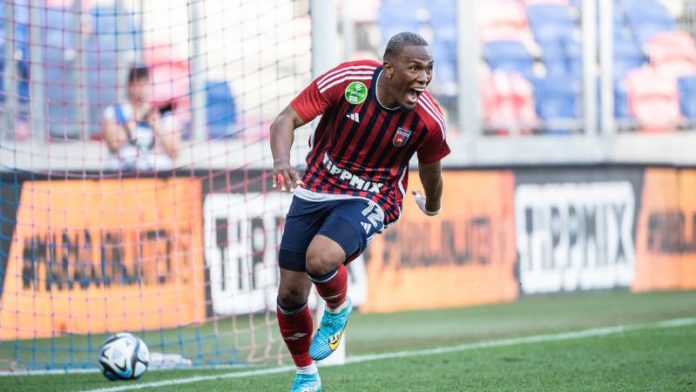 El volante de contención hondureño, Deybi Flores, celebra su primer gol en Hungría con la camisa del Fehervar.