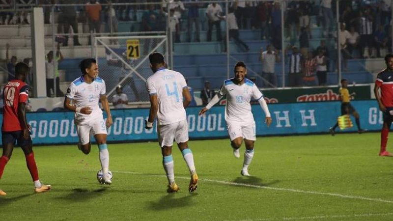 El defensa central Denil Maldonado celebra el primer gol hondureño frente a Cuba.