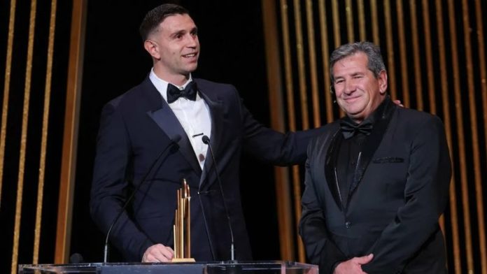 Emiliano "Dibu" Martínez junto a su papá, Alberto, que le entregó el premio Lev Yashin al mejor arquero del mundo de la temporada.