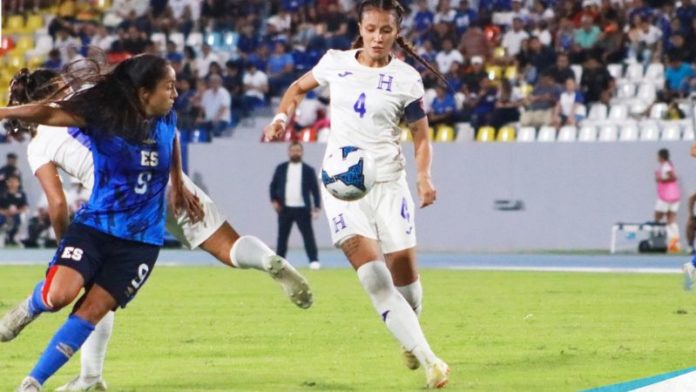 La salvadoreña Samaria Gómez es marcada por la capitana de Honduras, Bárbara Murillo.