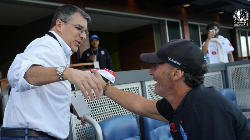 El técnico de Olimpia, Pedro Troglio, se saluda con el presidente del club, Rafael Villeda Ferrari.