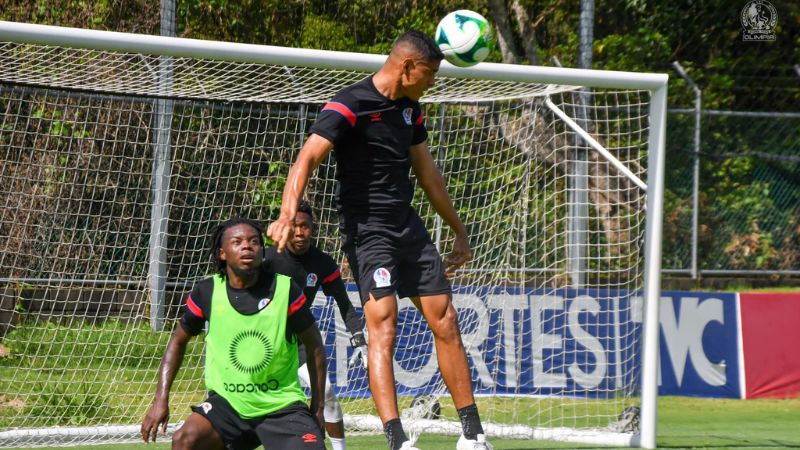 Los jugadores del Olimpia trabajan fuerte para mantener el largo invicto en el fútbol hondureño.