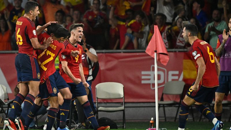 Los jugadores españoles celebran el tanto anotado por el goleador del Atlético de Madrid, Álvaro Morata.