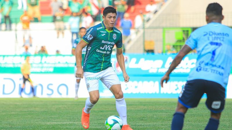 El volante del Marathón, Francisco Martínez enfrenta a Iván "Chino" López, de Motagua.