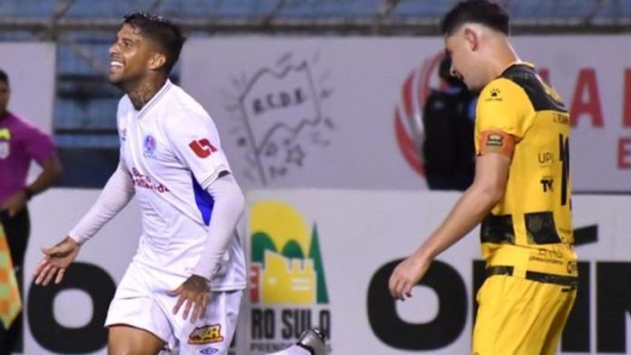 El brasileño Gabriel Araujo celebra el gol que le dio el triunfo al Olimpia sobre el Real España.