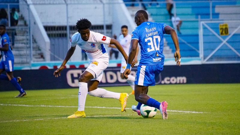 El delantero del Victoria, Luis Hurtado, enfrenta al defensa del Olimpia, Maylor Núñez.