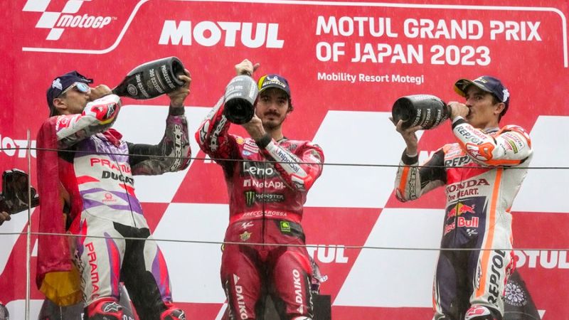 El vencedor del Gran Premio de Japón Jorge Martín (izquierda) junto al resto del pódium Francesco Bagnaia (centro) y Marc Márquez, en Motegui.