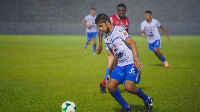 El delantero del Victoria, Juan Ramón Mejía, conduce el balón en uno de los avances de su equipo.