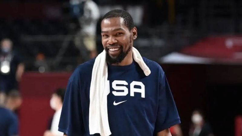 El basquetbolista Kevin Durant está dispuesto a integrar el equipo estadounidense para los Juegos Olímpicos de París 2024.
