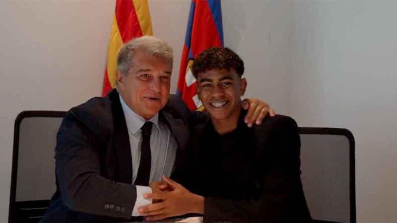 El presidente del Barcelona, Joan Laporta, abraza al cipote Lamine Yamal.