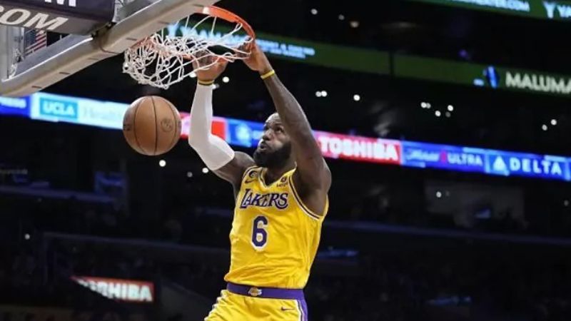LeBron James juega para Los Ángeles Lakers de la NBA.