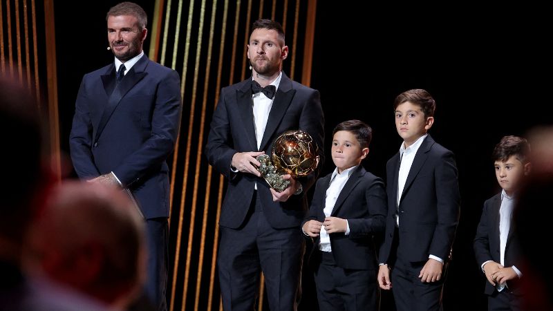 El astro argentino Lionel Messi asistió a la entrega del Balón de Oro junto a sus hijos.