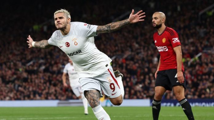 Mauro Icardi celebra el gol que le dio el triunfo 3-2 al Galatasaray turco sobre el Manchester United en Old Trafford.