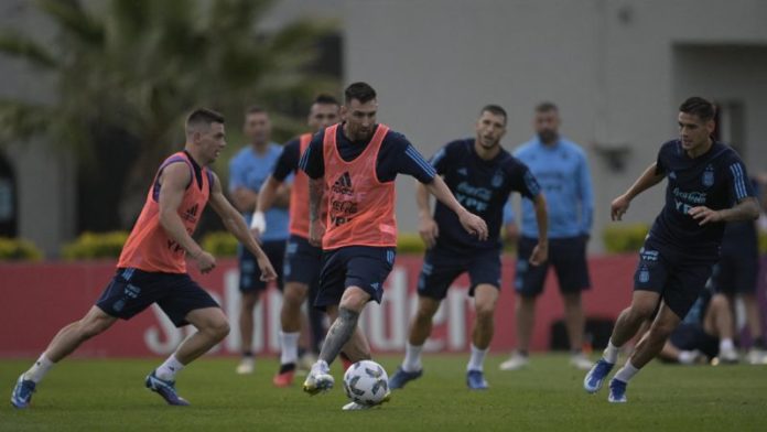 El astro argentino Lionel Messi se entrenó con normalidad previo al partido eliminatorio contra Paraguay.