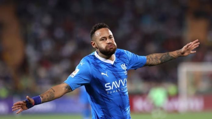 El brasileño Neymar celebró este marte su primer gol con el equipo Al-Hilal en la Copa de Asia.