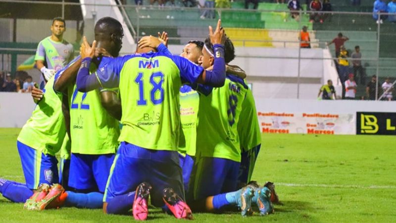 Los olanchanos celebran el punto que le arrebataron al Génesis Comayagua en el estadio Carlos Miranda.